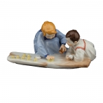 Two Children with Sand Moulds 4.25\ / 11 cm; Ltd Ed 124/300

Zwei Kinder mit Sandformen
Designed by Julius Konrad Hentschel, 1905

Hand painted in Meissen, Germany